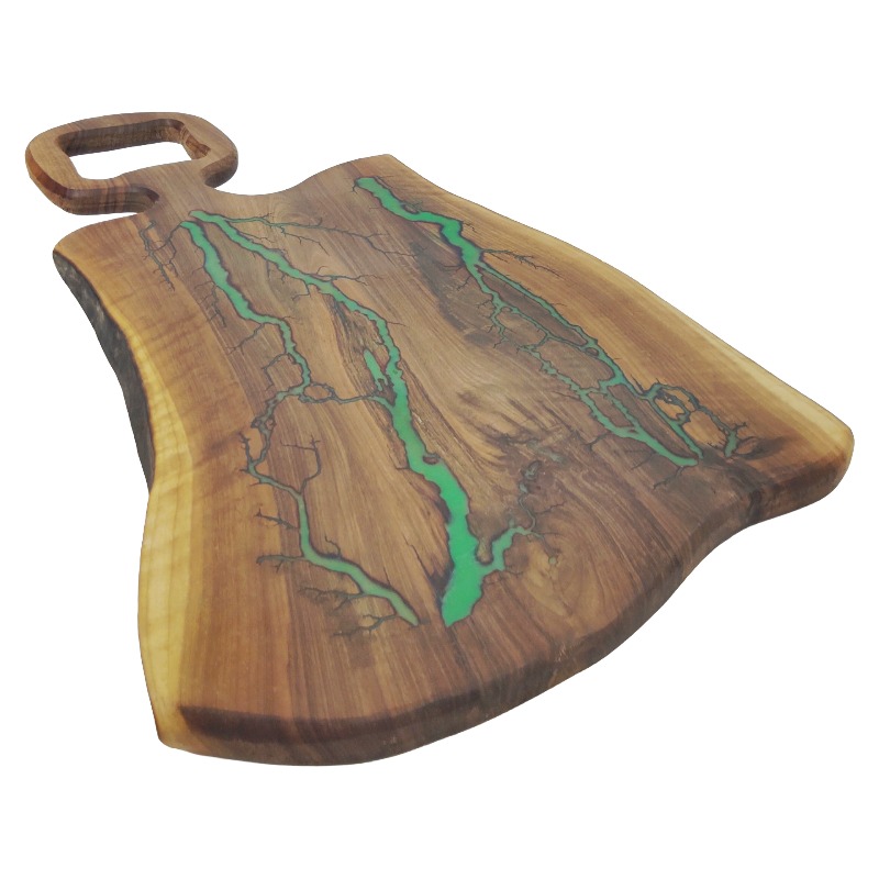 Planche de bois avec résine époxy plus petite
