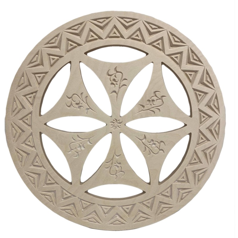 Roue en bois sculpté