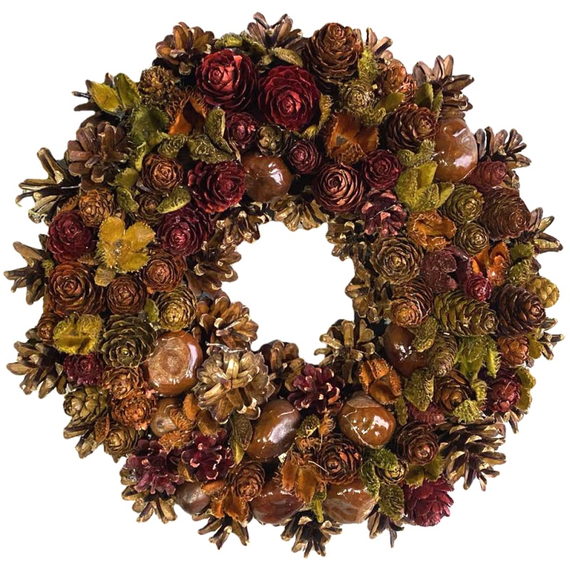 Couronne d'automne avec pommes de pin, châtaignes et feuilles