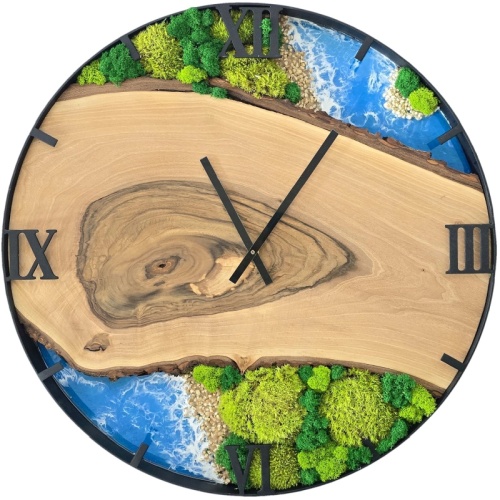 Horloge en bois avec mousse